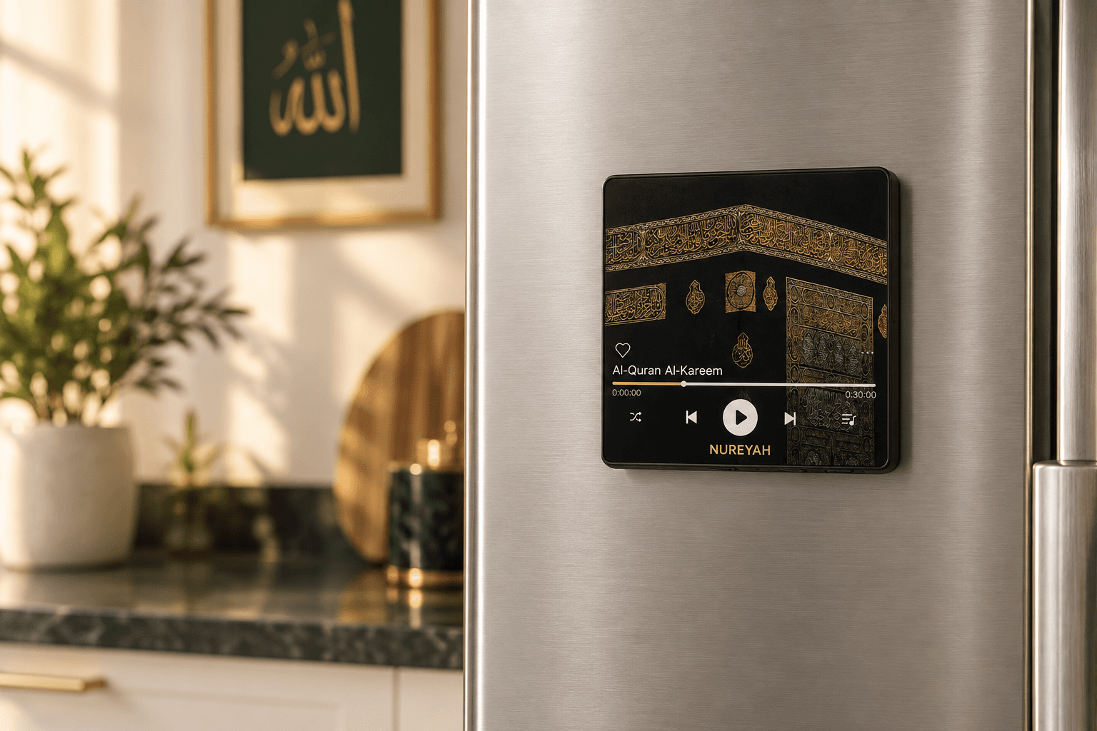 Édition Nureyah fixée sur une surface métallique
